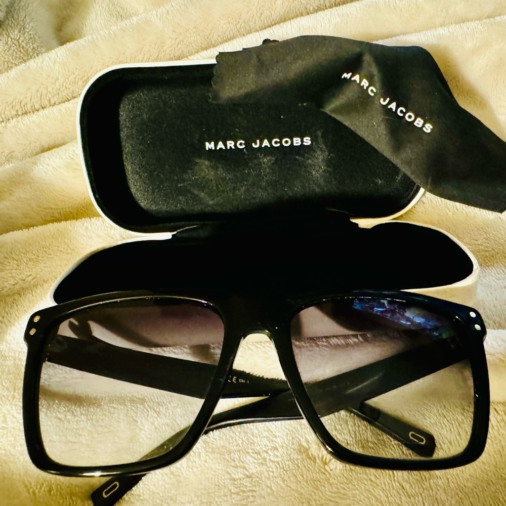 Women’s Marc Jacob Sunglasses. Original case and cleaning cloth.
